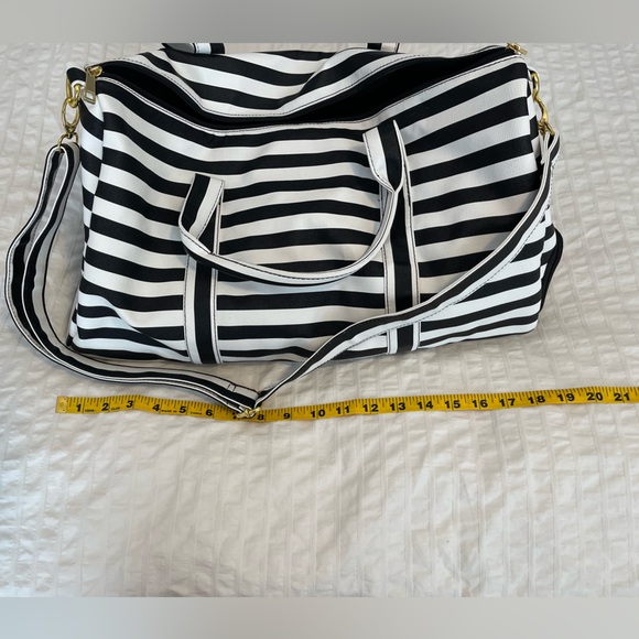 Weekend/gym bag vegan leather no tag but like new - Picture 4 of 12